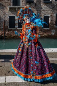 Costumi del Carnevale di Venezia davanti alla Madonna della Salute.