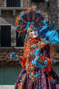 Costumi del Carnevale di Venezia davanti alla Madonna della Salute.