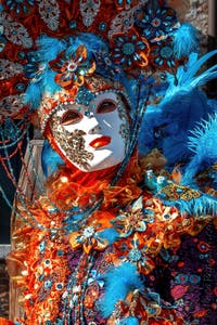 Costumi del Carnevale di Venezia davanti alla Madonna della Salute.