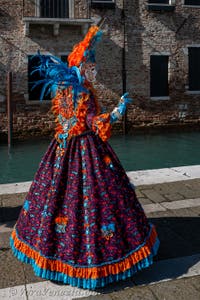 Costumi del Carnevale di Venezia davanti alla Madonna della Salute.