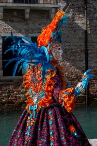 Costumi del Carnevale di Venezia davanti alla Madonna della Salute.