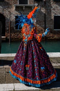 Costumi del Carnevale di Venezia davanti alla Madonna della Salute.