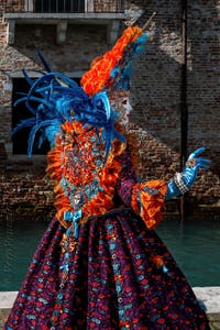 Costumi del Carnevale di Venezia davanti alla Madonna della Salute.