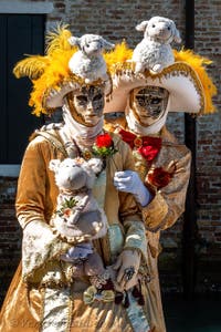 Costumi del Carnevale di Venezia davanti alla Madonna della Salute.