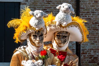 Costumi del Carnevale di Venezia davanti alla chiesa della Madonna della Salute.