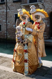 Costumi del Carnevale di Venezia davanti alla Madonna della Salute.