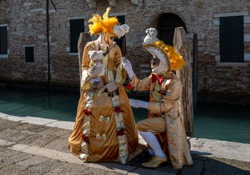 Costumi del Carnevale di Venezia davanti alla Madonna della Salute.