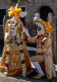 Costumi del Carnevale di Venezia davanti alla Madonna della Salute.