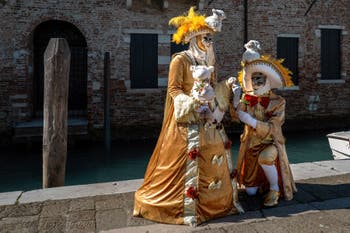 Costumi del Carnevale di Venezia davanti alla Madonna della Salute.