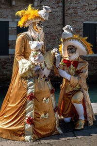 Costumi del Carnevale di Venezia davanti alla Madonna della Salute.