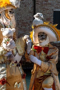 Costumi del Carnevale di Venezia davanti alla Madonna della Salute.