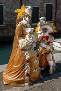 Costumi del Carnevale di Venezia davanti alla Madonna della Salute.