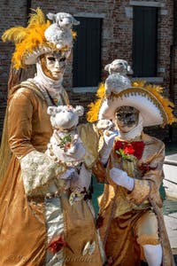 Costumi del Carnevale di Venezia davanti alla Madonna della Salute.