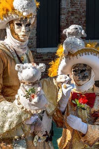 Costumi del Carnevale di Venezia davanti alla Madonna della Salute.