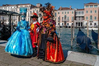 Costumi del Carnevale di Venezia davanti alla Madonna della Salute.