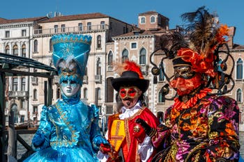 Costumi del Carnevale di Venezia davanti alla Madonna della Salute.