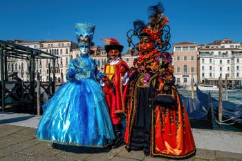 Costumi del Carnevale di Venezia davanti alla Madonna della Salute.