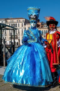 Costumi del Carnevale di Venezia davanti alla Madonna della Salute.