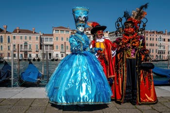 Costumi del Carnevale di Venezia davanti alla Madonna della Salute.