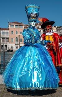 Costumi del Carnevale di Venezia davanti alla Madonna della Salute.