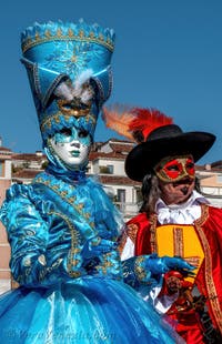 Costumi del Carnevale di Venezia davanti alla Madonna della Salute.