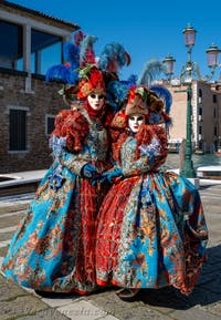 Costumi del Carnevale di Venezia davanti alla Madonna della Salute.