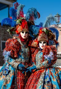 Costumi del Carnevale di Venezia davanti alla Madonna della Salute.