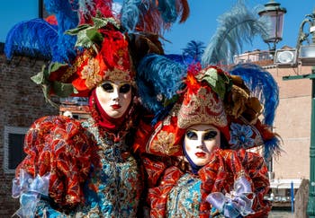 Costumi del Carnevale di Venezia davanti alla chiesa della Madonna della Salute.