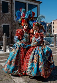 Costumi del Carnevale di Venezia davanti alla Madonna della Salute.