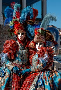 Costumi del Carnevale di Venezia davanti alla Madonna della Salute.