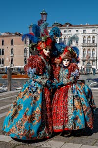 Costumi del Carnevale di Venezia davanti alla Madonna della Salute.