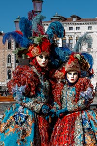 Costumi del Carnevale di Venezia davanti alla Madonna della Salute.