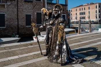 Costumi del Carnevale di Venezia davanti alla Madonna della Salute.