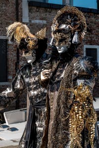 Costumi del Carnevale di Venezia davanti alla Madonna della Salute.