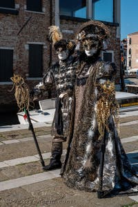 Costumi del Carnevale di Venezia davanti alla Madonna della Salute.