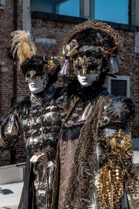 Costumi del Carnevale di Venezia davanti alla Madonna della Salute.