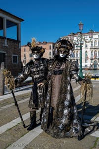 Costumi del Carnevale di Venezia davanti alla Madonna della Salute.