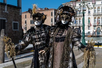 Costumi del Carnevale di Venezia davanti alla Madonna della Salute.