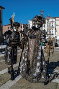 Costumi del Carnevale di Venezia davanti alla Madonna della Salute.