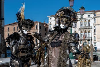 Costumi del Carnevale di Venezia davanti alla Madonna della Salute.