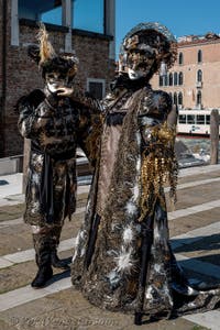 Costumi del Carnevale di Venezia davanti alla Madonna della Salute.