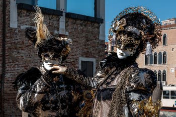 Costumi del Carnevale di Venezia davanti alla Madonna della Salute.