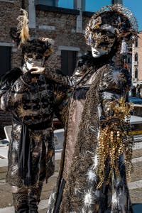 Costumi del Carnevale di Venezia davanti alla Madonna della Salute.