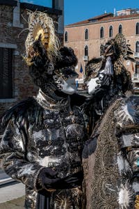 Costumi del Carnevale di Venezia davanti alla Madonna della Salute.