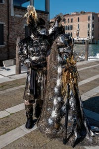 Costumi del Carnevale di Venezia davanti alla Madonna della Salute.