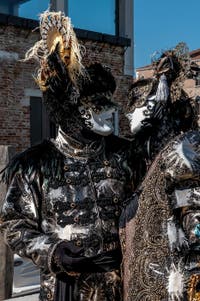 Costumi del Carnevale di Venezia davanti alla Madonna della Salute.