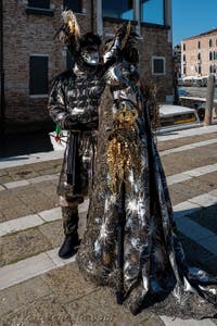 Costumi del Carnevale di Venezia davanti alla Madonna della Salute.