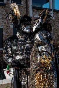 Costumi del Carnevale di Venezia davanti alla Madonna della Salute.