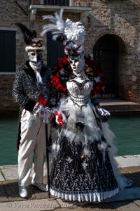 Costumi del Carnevale di Venezia davanti alla Madonna della Salute.