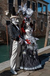 Costumi del Carnevale di Venezia davanti alla Madonna della Salute.